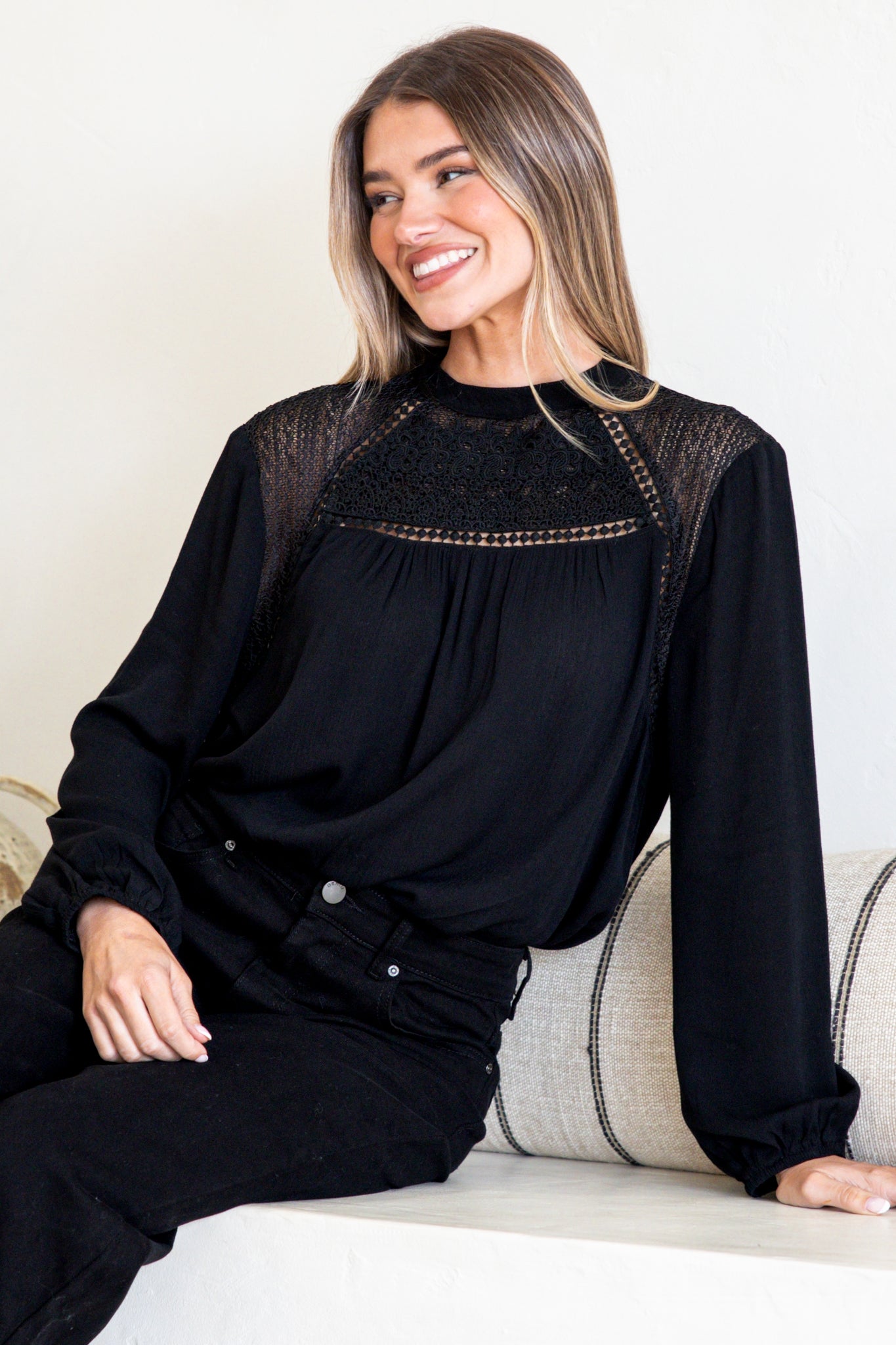 Sorbonne Top - Crew Neck Lace Splicing Pull Over with Balloon Sleeves in Black