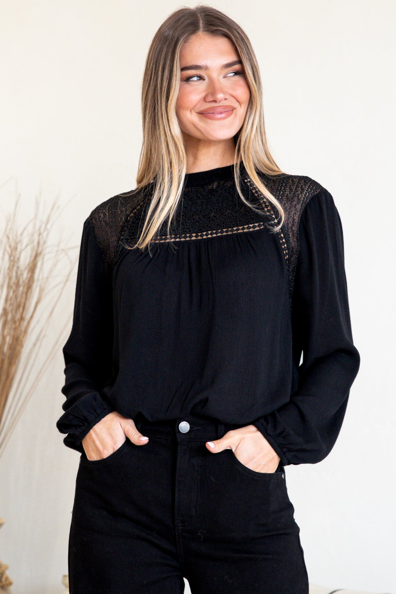 Sorbonne Top - Crew Neck Lace Splicing Pull Over with Balloon Sleeves in Black